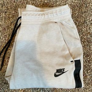 Nike Women’s Tech Sweatpants size small